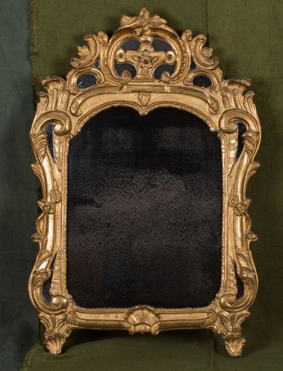 Miroir à encadrement en bois doré et sculpté...