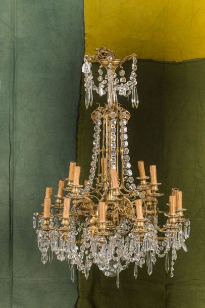 Lustre en bronze à dix-huit lumières sur...