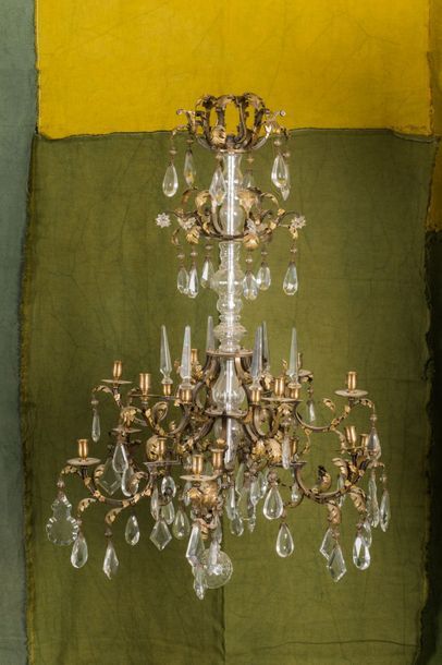 Lustre en bronze à dix-huit bras de lumière...