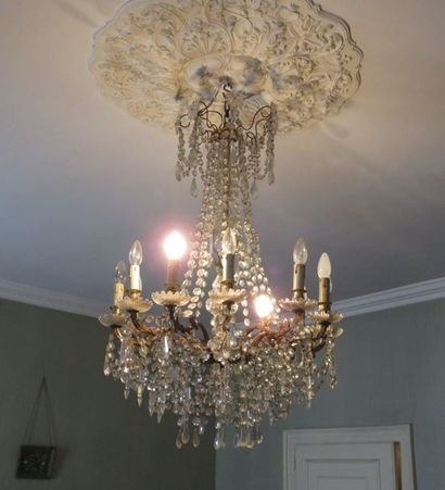 Lustre en bronze à douze bras de lumière...