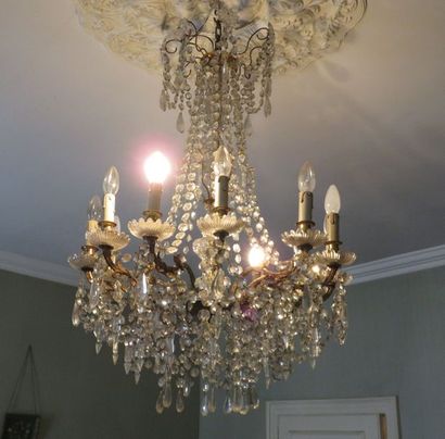 Lustre en bronze à douze bras de lumière...