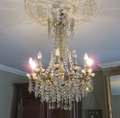 Lustre en bronze à douze bras de lumière...