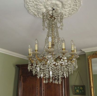 Lustre en bronze à douze bras de lumière...