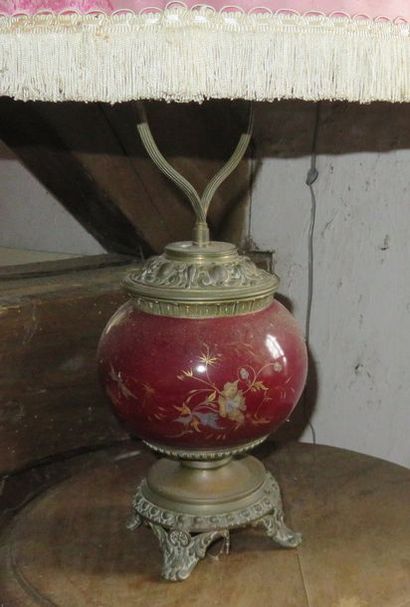 Lampe à pétrole, réservoir à décor doré et...