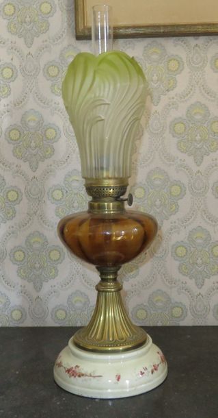Lampe à pétrole à réserve en verre ambré,...