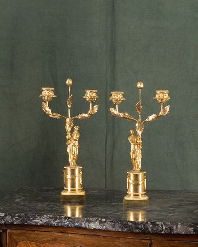 Paire de candélabres en bronze ciselé et...