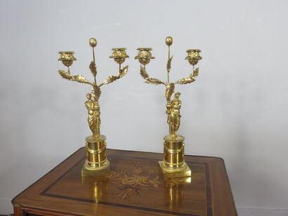 Paire de candélabres en bronze ciselé et...
