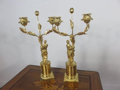 Paire de candélabres en bronze ciselé et...