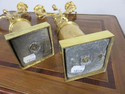 Paire de candélabres en bronze ciselé et...
