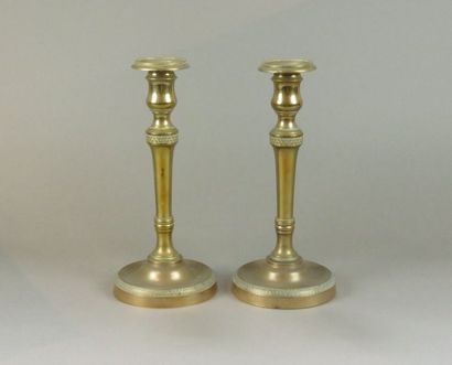 Paire de bougeoirs en bronze ciselé, le fût...