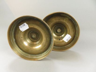 Paire de bougeoirs en bronze ciselé, le fût...