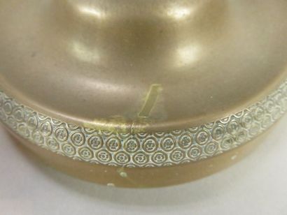 Paire de bougeoirs en bronze ciselé, le fût...