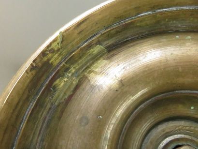 Paire de bougeoirs en bronze ciselé, le fût...