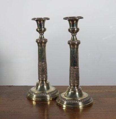 Paire de bougeoirs en cuivre et laiton argenté...