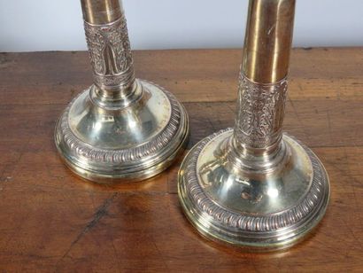 Paire de bougeoirs en cuivre et laiton argenté...