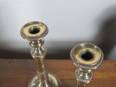 Paire de bougeoirs en cuivre et laiton argenté...