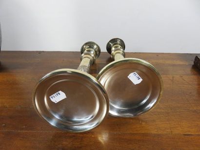 Paire de bougeoirs en cuivre et laiton argenté...