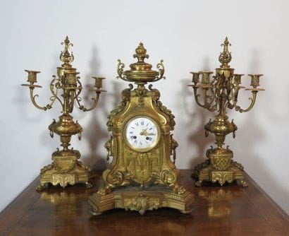 Garniture de cheminée en bronze ciselé et...