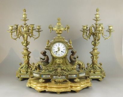 Garniture de cheminée : une pendule et une...