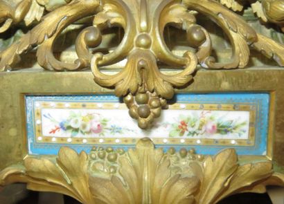 Garniture de cheminée : une pendule et une...