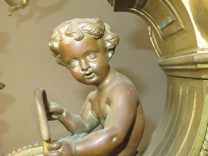 Garniture de cheminée : une pendule et une...