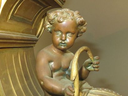 Garniture de cheminée : une pendule et une...