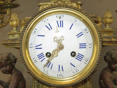 Garniture de cheminée : une pendule et une...
