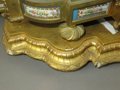 Garniture de cheminée : une pendule et une...