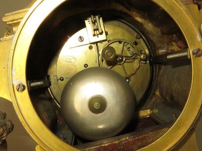 Garniture de cheminée : une pendule et une...