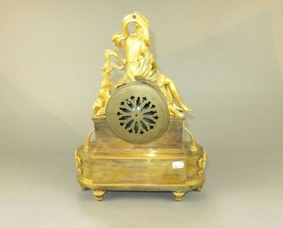 Pendule en bronze ciselé et doré. Le mouvement...