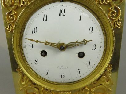 Pendule en bronze ciselé et doré. Le mouvement...