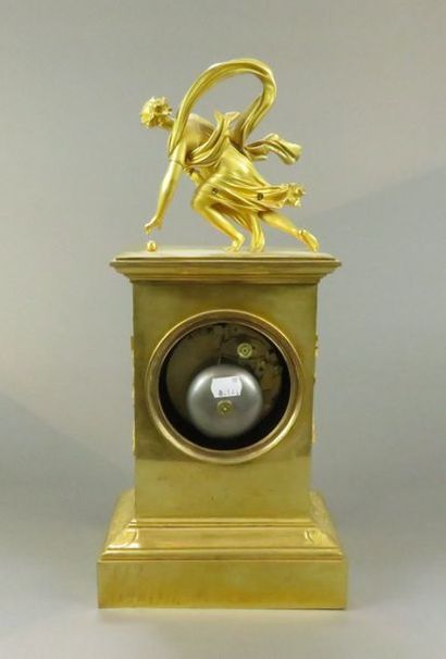 Pendule en bronze ciselé et doré. Le mouvement...