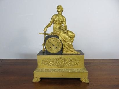 Pendule en bronze ciselé, doré et patiné....