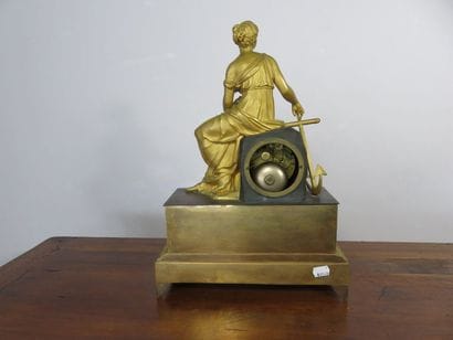Pendule en bronze ciselé, doré et patiné....