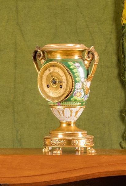 Pendule vase en porcelaine polychrome et...
