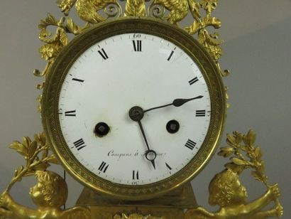 Pendule en bronze ciselé et doré. Le mouvement...