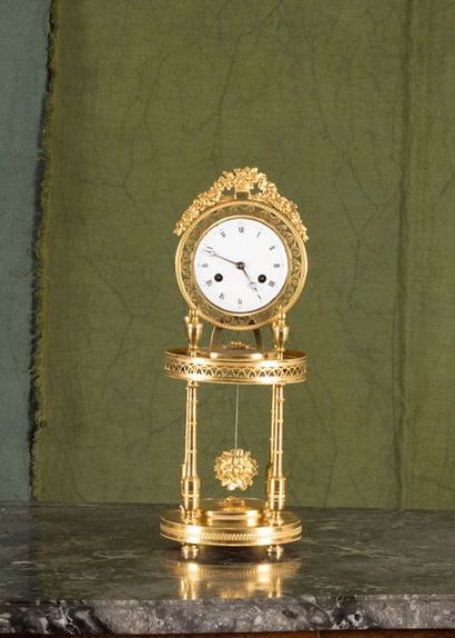 Pendule en bronze ciselé et doré. Le cadran...