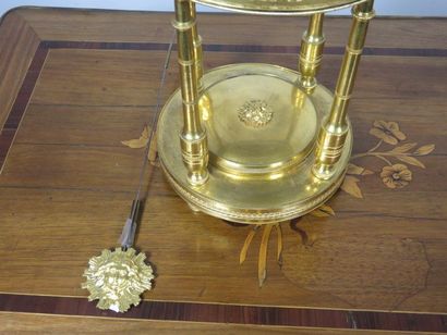 Pendule en bronze ciselé et doré. Le cadran...