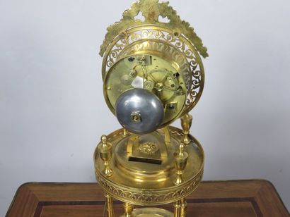 Pendule en bronze ciselé et doré. Le cadran...