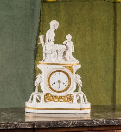 Pendule en biscuit et ornementation de bronzes....
