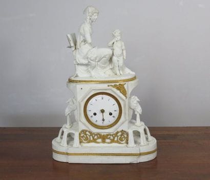 Pendule en biscuit et ornementation de bronzes....