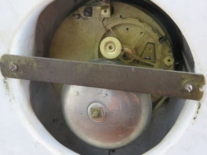 Pendule en biscuit et ornementation de bronzes....