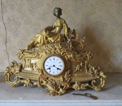 Pendule en bronze doré avec femme symbolisant...