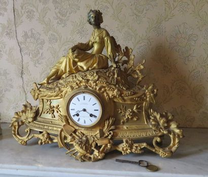 Pendule en bronze doré avec femme symbolisant...