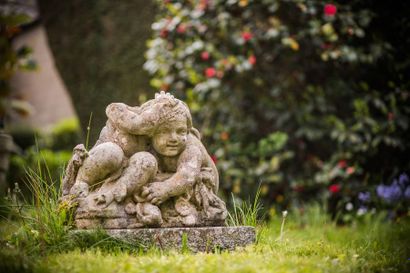 Elément de fontaine : groupe en pierre, enfants...