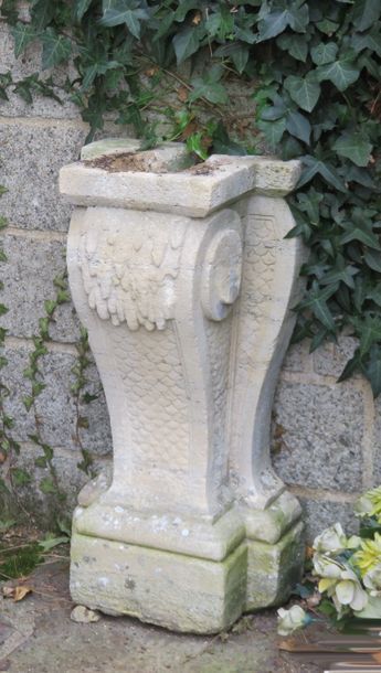 Pied de fontaine en applique. Pierre reconstituée...