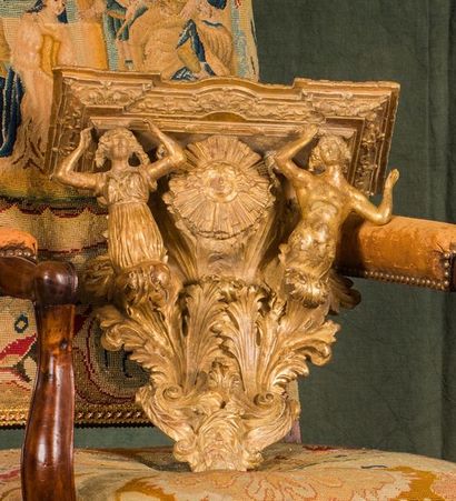 Console d’applique en terre-cuite dorée au...
