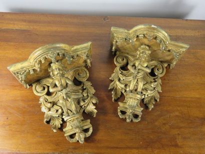Paire d’appliques murales en bois sculpté...