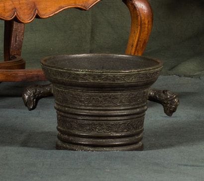 Important mortier en bronze à fût annelé...