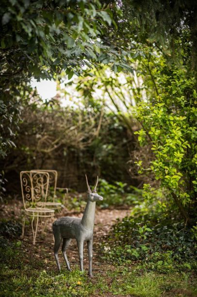 Biche en étain. Un volet cache un intérieur...